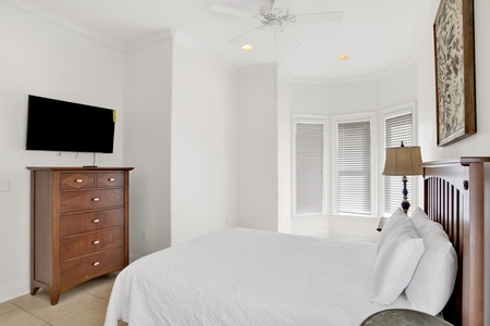 Bama Boat House South guest bedroom 3, with a TV and a private bath