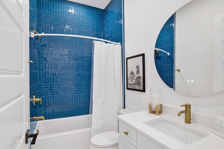 The private bathroom features a tub/shower combo