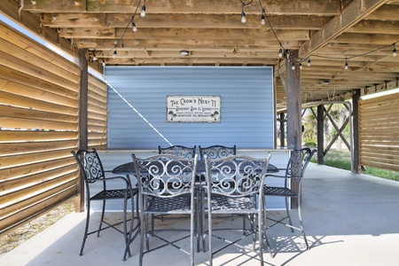 Outdoor dining in the grilling area below the deck