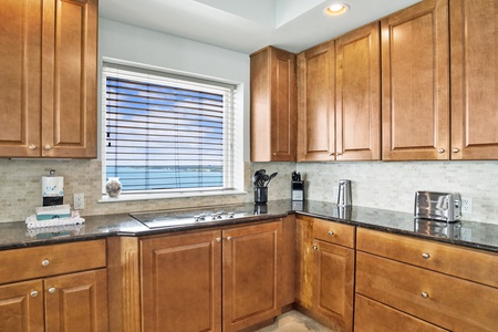 Fully equipped kitchen with a view!