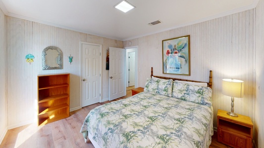 Guest bedroom with a queen bed that sleeps 2