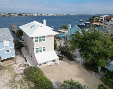 Room for vehicles and boat trailer parking