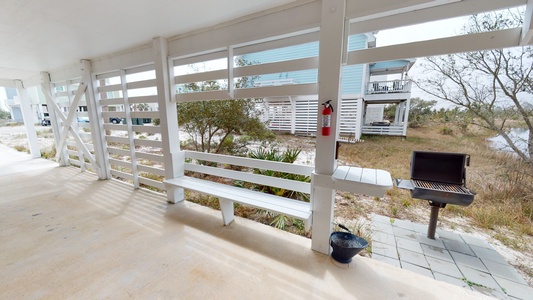 Built-in bench in the grilling area