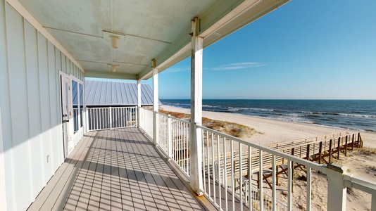 Balcony shared by bedrooms 5 and 6