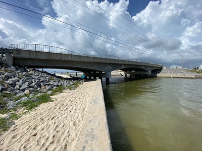 Gulf side beach access under the bridge