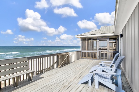 Spacious deck, covered and uncovered