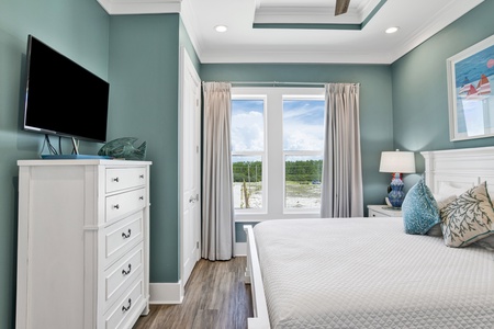 Guest bedroom with TV and private bathroom