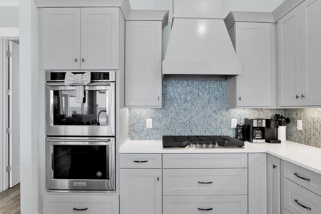 Stainless appliances throughout