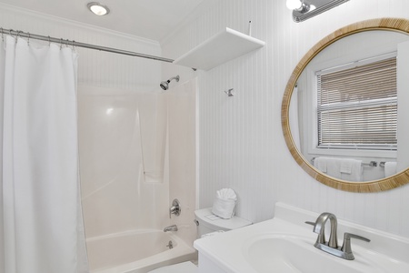 The private bathroom features a tub/shower combo