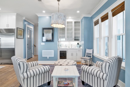 Additional seating area near the wet bar