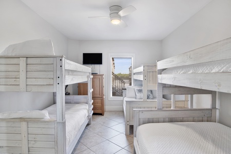 1st floor Bedroom 2 sleeps 8 guests in 1 twin bunk and 2 Twin over Full bunks