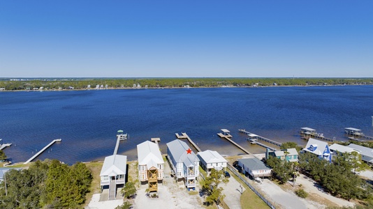 Bama Boat House North is the North side of the Duplex