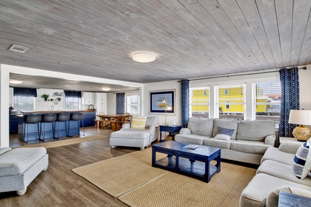 Open living concept that easily accommodates 10 guests and up to 2 dogs