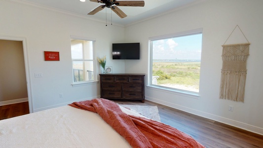 Bedroom 3 with a flat-screen TV