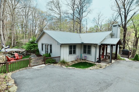 Harris Cottage - Stroll to Harris Lake!