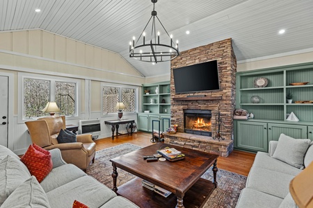 Duck's Nest 3BR: Modern Creekside Retreat w/ Large Deck, Private Lower Suite