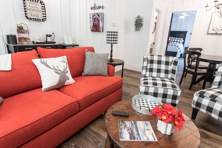 In Town - Suite 2 Black Bear-2 Blocks from Main Street