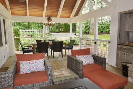 Idlewood Cottage: Cozy Home w/ Covered Porch, Firepit, Yard | 8 Min to Downtown