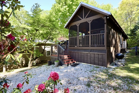 Carolina Cozy: Easy Walk to Main Street | Adorable Tiny Home w/ Screened Porch