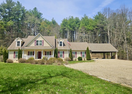 Summer Snow: Large Pet-Friendly Family Home w Yard, Firepit | 6 Min to Downtown