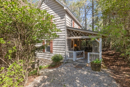 Copper Fox - Guest Cottage | Prime Spot for Hiking, Waterfalls