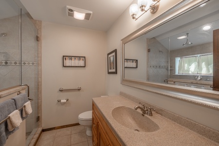 Full bathroom in close proximity to both bedrooms