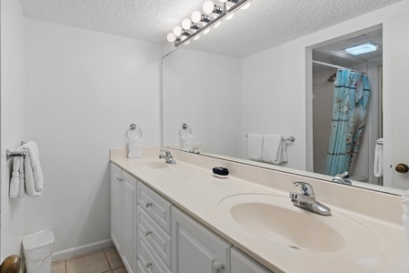 Guest Bathroom with Shower Tub Combination