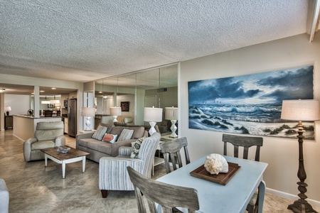 Additional Dining Area / Living Room