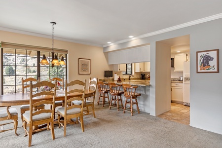 Dinning area with counter seating