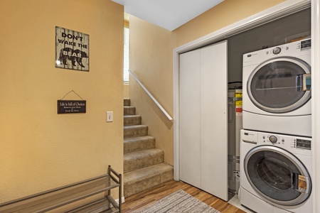 Entry with washer and dryer