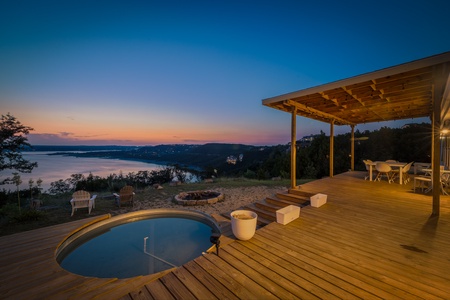 Another photo of the incredible world famous sunset views at Lake Travis