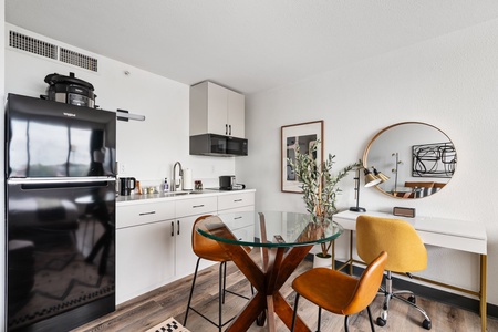 The Levy #0416 | Studio w/ fast WiFi & desk | Upper Kirby