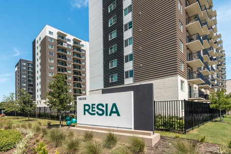 Welcome to Lodgeur Energy Corridor located in the Resia Ten Oaks apartment community