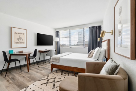 The Levy #0401 | Studio w/ fast WiFi & desk | Upper Kirby