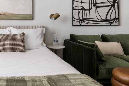 The Levy #0318 | Vibrant studio w/ gym | Upper Kirby