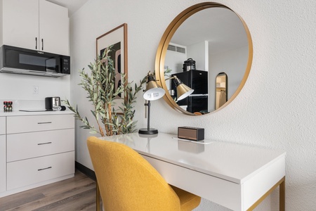 Find your flow in a clean, well-organized workspace.
