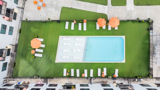 Overhead photo of the pool at Lodgeur Midtown