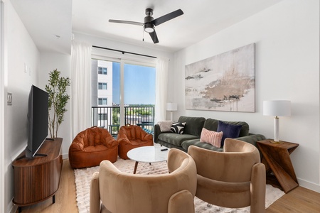 Resia Ten Oaks #02902 | Trendy 3BR w/ balcony | Energy Corridor