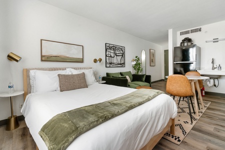 104-2828 Southwest Fwy-Houston Unit 425 10-25