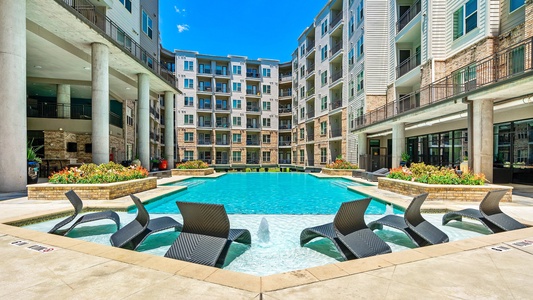 Lodgeur at Elan Med Center features a resort-style swimming pool