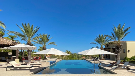 The infinity pool with patio umbrellas at Espiritu Casita 7 villa