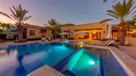 The infinity pool at sunset at Espiritu Casita 7 villa