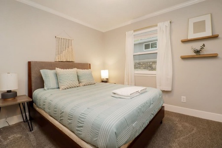 Guest Bedroom- Queen Bed