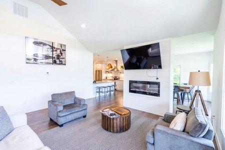 Upstairs livingroom with views of the lake