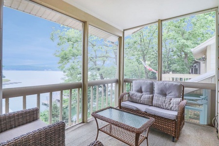 Screened in outdoor patio! Watch the setting sun in style!