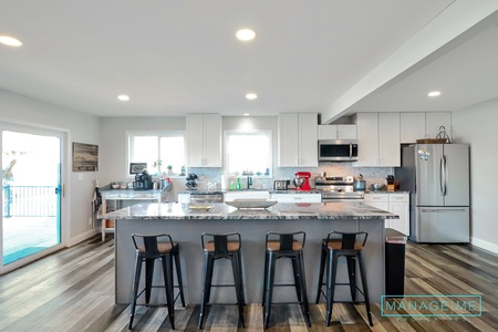 Kitchen Island with 5 Bar Stools