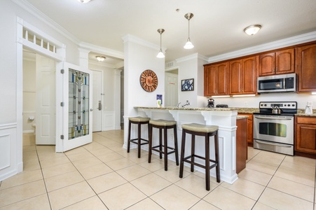 Kitchen and Breakfast Bar