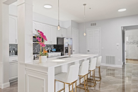 Breakfast Bar and Kitchen