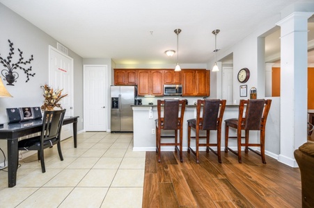 Kitchen and Breakfast Bar