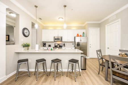 Breakfast Bar and Kitchen